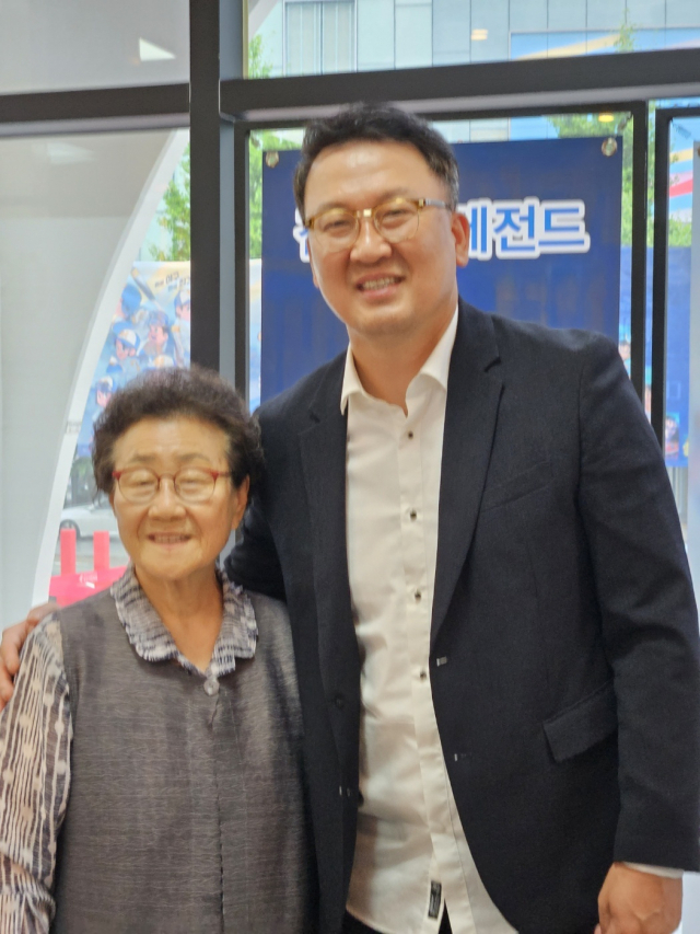 고 최동원 선수 어머니 김정자 여사와 동의과학대 야구부 염종석 감독은 16일 부산시민회관에서 열린 '야구왕, 마린스!' 공연을 관람했다. 최동원 기념사업회 제공