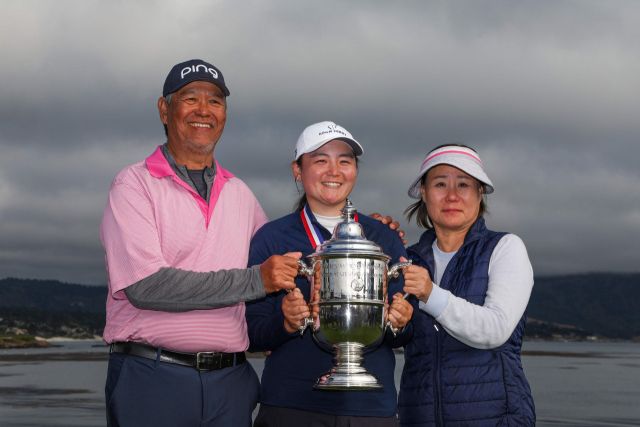 7월 10일 막을 내린 LPGA 투어 메이저대회 US여자오픈에서 우승한 엘리슨 코푸즈가 부모와 함께 우승 트로피를 들고 포즈를 취했다. 코푸즈는 필리핀 출신 아버지와 한국계 어머니 사이에서 태어났다. AFP연합뉴스
