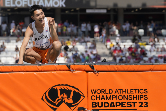 한국 남자 높이뛰기 1인자 우상혁이 20일(한국시간) 헝가리 부다페스트에서 열린 2023 세계육상선수권대회 남자 높이뛰기 예선에서 2m28의 기록으로 결선에 진출했다. AP연합뉴스