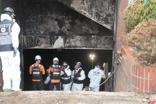 2023년 9월 4일 부산 동구 목욕탕 폭발 사고 현장에서 소방 당국과 경찰 등 합동감식반이 2차 감식을 벌이고 있다. 이재찬 기자 chan@