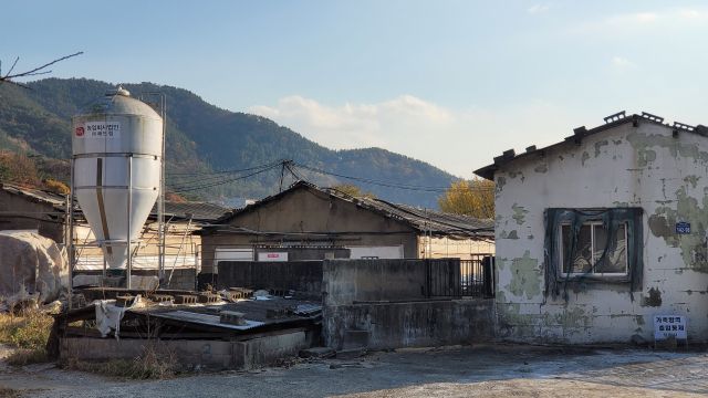경남 김해시가 추진하는 ‘원지지구 농촌 공간 정비사업’ 대상에 포함된 축사. 김해시 제공