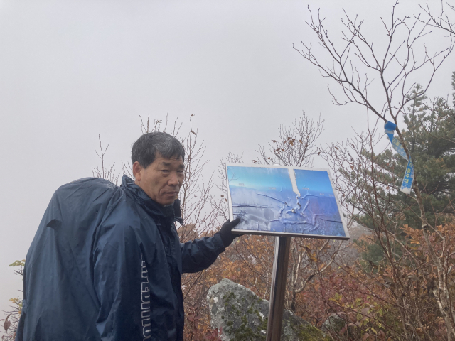 약수산 전망대. 운무에 가려 한계령과 설악산 대청봉은 찾을 수 없었다.