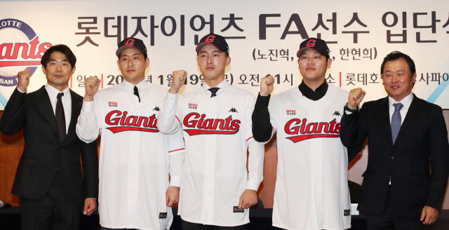 롯데 자이언츠는 22일 박흥식 1군 타격코치(오른쪽) 등 코치진 8명과 2024시즌 재계약을 하지 않기로 결정했다. 롯데 자이언츠 제공