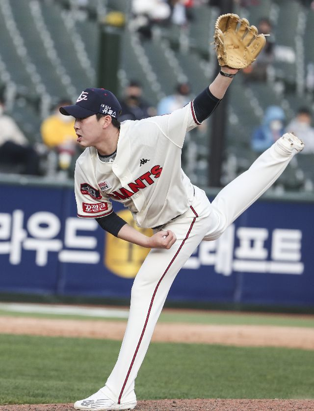 <YONHAP PHOTO-7228> 롯데 문경찬 역투 (부산=연합뉴스) 강덕철 기자 = 10일 부산 사직구장에서 열린 프로야구 2022 KBO리그 두산 베어스와 롯데 자이언츠의 경기. 10회 롯데 문경찬이 투구하고 있다. 2022.4.10 kangdcc@yna.co.kr/2022-04-10 18:00:53/ <저작권자 ⓒ 1980-2022 ㈜연합뉴스. 무단 전재 재배포 금지.> 2022.04.11 부산일보DB