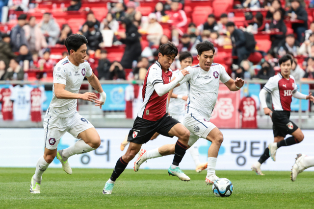 지난달 26일 부산사직아시아드주경기장에서 열린 K리그2 최종전에서 부산 아이파크와 충북청주FC가 치열하게 경기를 펼치고 있다. 부산 아이파크 제공