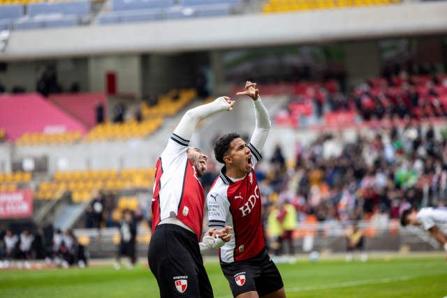 지난달 26일 부산사직아시아드주경기장에서 열린 K리그2 충북청주FC와 최종전에서 부산 아이파크 페신이 선제골을 넣은 뒤 동료와 함께 세리머니를 하고 있다. 부산 아이파크 제공