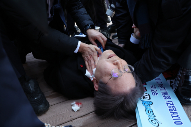 더불어민주당 이재명 대표가 2024년 1월 2일 부산 가덕도 대항전망대에서 피습됐다. 이 대표는 이날 부산 가덕도 신공항 부지를 방문, 기자들과 만나 질의 응답을 마친 뒤 차량으로 이동하는 과정에서 흉기를 든 괴한에게 목 부위를 흉기로 습격받았다. 정종회 기자 jjh@