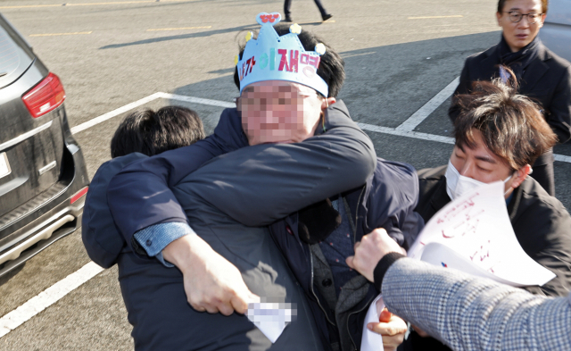 2024년 1월 2일 더불어민주당 이재명 대표가 부산 가덕도 대항전망대에서 피습됐다. 이 대표를 피습한 후 흉기를 든 피의자 충남 거주 60대 김 모 씨가 경찰에게 제압되고 있다. 정종회 기자 jjh@