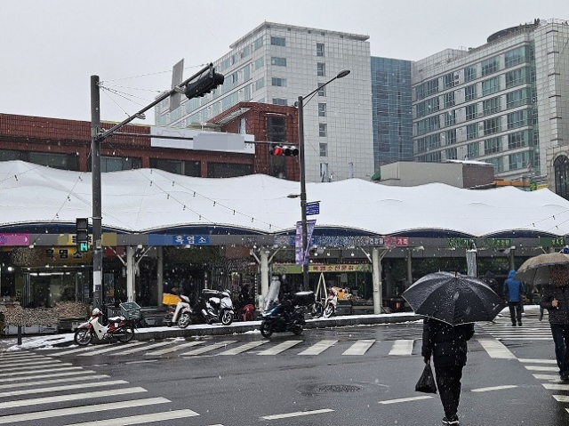 사진은 경기도 성남 모란시장 풍경. 모란시장은 한때 전국 최대 개 시장으로 꼽혔던 곳으로 개식용종식법에 따라 '개고기' 취급 점포가 문을 닫았다. 연합뉴스