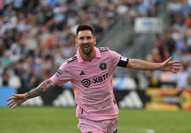 2년 연속 FIFA 올해의 선수를 수상한 리오넬 메시. 사진은 미국프로축구 메이저리그 사커(MLS) 인터 마이애미CF에서 뛰는 메시가 지난해 8월 득점한 뒤 기뻐하는 모습. 연합뉴스