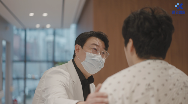 큰힘병원 김전교 병원장이 환자에게 수술 경과를 설명하고 있다. 큰힘병원 제공