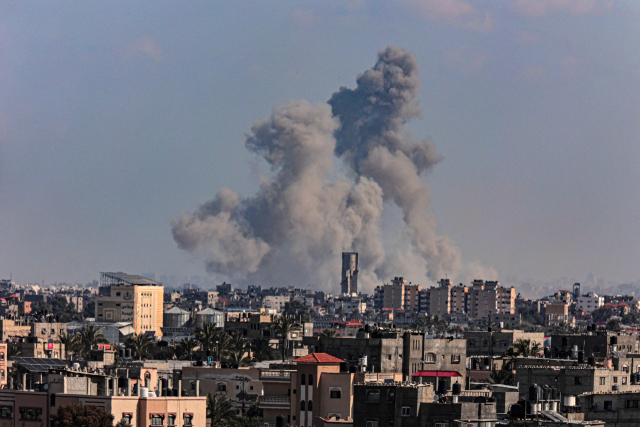 11일(현지시간) 가자지구 남부 칸 유니스 상공으로 이스라엘군의 폭격으로 인한 검은 연기가 피어오르고 있다. 이날부터 이슬람 금식 성월인 라마단이 시작됐지만 이스라엘과 하마스 간 전투는 계속됐다. 연합뉴스
