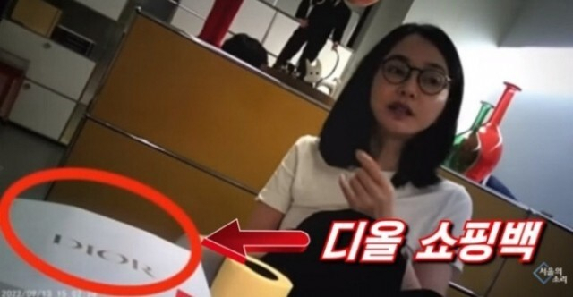 인터넷 매체 '서울의소리'는 김건희 여사가 2022년 9월 김 여사가 운영하는 코바나컨텐츠 사무소에서 재미동포 최재영 목사로부터 300만 원 상당의 명품 가방을 받았다고 보도했다. 서울의소리 화면 캡처