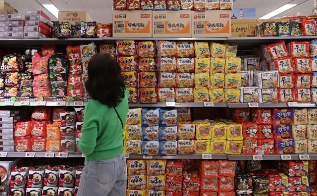 사진은 서울시내 한 대형마트 라면 매대 모습. 연합뉴스