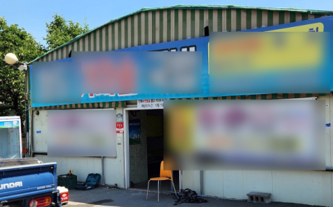 밀양 여중생 집단 성폭행 사건의 가해자가 한때 일했던 것으로 알려진 경북 청도군의 식당. 이 식당은 위반건축물로 철거 명령 등 법적 조처가 내려졌고 현재는 영업정지 상태다. 연합뉴스
