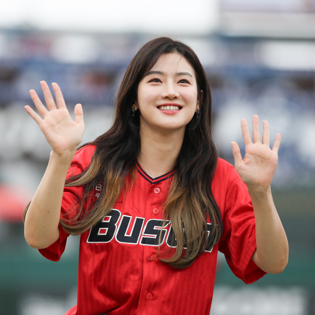 박주현이 9일 부산 사직야구장에서 열린 롯데와 SSG의 더블헤더 1차전에서 시구를 한 뒤 관중들에게 인사하고 있다. 롯데 자이언츠 제공