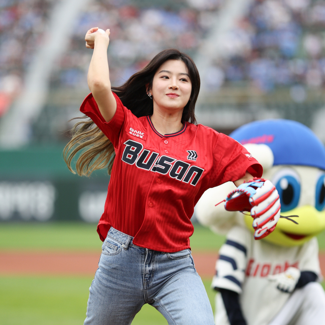 박주현이 9일 부산 사직야구장에서 열린 롯데와 SSG의 더블헤더 1차전에서 시구를 하고 있다. 롯데 자이언츠 제공