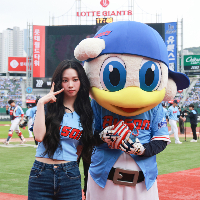 에스파 카리나가 9일 부산 사직야구장에서 열린 롯데와 SSG의 더블헤더 2차전에서 시구를 한 뒤 기념사진을 촬영하고 있다. 롯데 자이언츠 제공