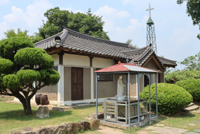 경남 최초의 한옥성당이라는 밀양시 명례 성지 성모승천성당 전경. 남태우 기자