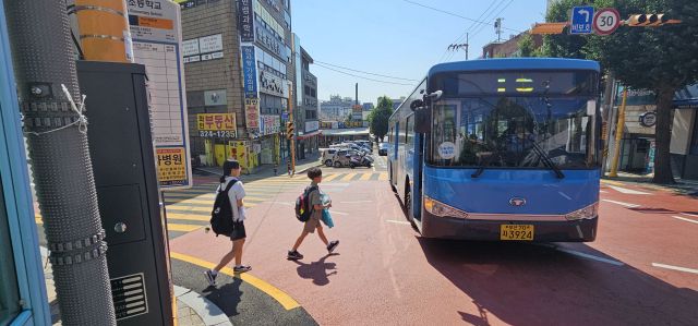 부산 사상구 엄궁동 한 초등학교 학생들이 교차로에 설치된 정류장에서 버스에 탑승하고 있다.