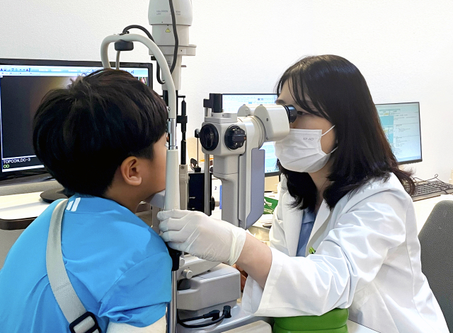 부산성모안과병원 이새미 진료과장이 소아 근시 환자를 진료하고 있다. 부산성모안과병원 제공