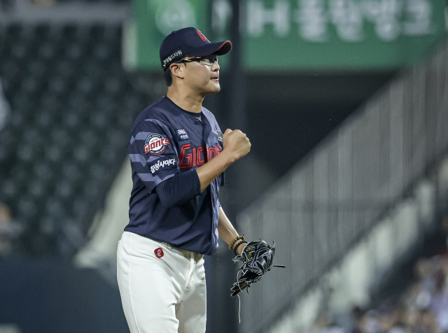 롯데 선발 박세웅이 지난 3일 두산전에서 선발 등판해 위기를 벗어난 뒤 주먹을 불끈 쥐고 있다. 롯데 자이언츠 제공