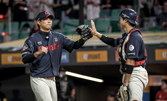 롯데 불펜 구승민(왼쪽)이 지난 10일 SSG전에서 7회를 깔끔하게 틀어막은 뒤 포수 손성빈과 하이파이블 하고 있다. 롯데 자이언츠 제공