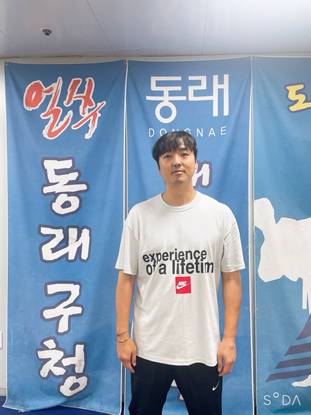 부산 동래구청 태권도 실업팀 노현구 감독이 최근 아시아드주경기장 태권도 훈련장에서 포즈를 취하고 있다. 노현구 감독 제공