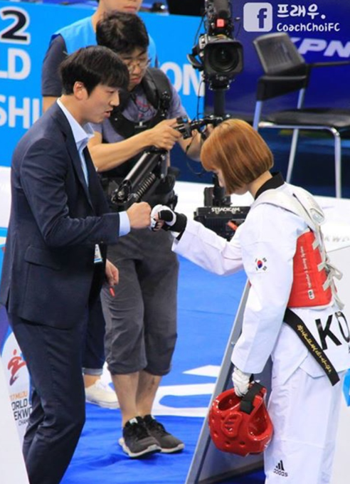 2017년 전북 무주에서 열린 세계태권도선수권대회에서 국가대표 코치로 선수를 격려하고 있는 노현구 감독. 노현구 감독 제공