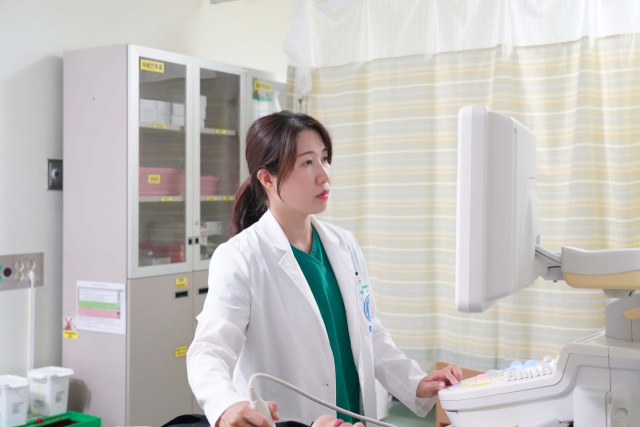 비만이 대장암·유방암뿐만 아니라 갑상선암의 발병과도 연관이 있는 것으로 확인되고 있다. 동남권원자력의학원 이비인후과 안수연 주임과장이 갑상선 초음파 검사를 진행하고 있다. 동남권원자력의학원 제공