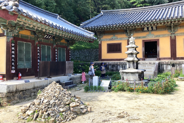 봉정사 극락전(오른쪽 건물)과 삼층석탑 앞에 고 엘리자베스 2세 영국 여왕이 돌을 얹었다는 돌탑이 보인다. 남태우 기자