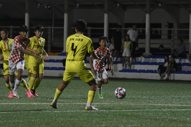 5일 개막한 제61회 청룡기 중학교축구대회 조별리그 2조 부산 서부SC U15와 경남 보물섬남해스포츠클럽 U15의 경기에서 서부SC U15 선수가 공을 몰고 있다. 부산시축구협회 제공