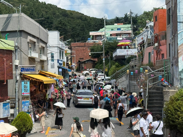 지난 14일 오전 11시 사하구 감천문화마을 일대에 관광객이 몰려 혼란을 빚고 있다.