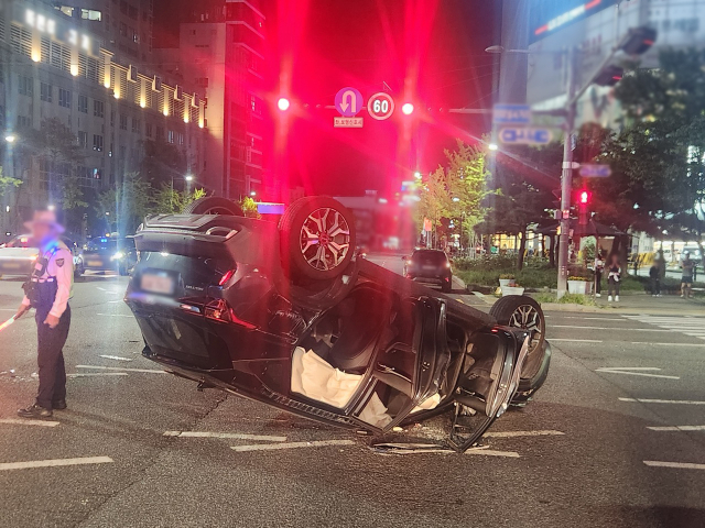 울산 남구 삼산동에서 음주운전 차량과 충돌해 승용차 한 대가 뒤집어져 있다. 울산경찰청 제공