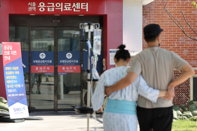 의정갈등이 계속되는 가운데 지난달 29일 서울의 한 대학병원 응급의료센터 앞에 응급실 진료 지연 안내문이 놓여 있다. 연합뉴스