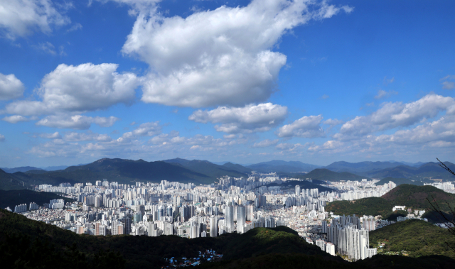 부산의 아파트 매매 거래량이 2021년 수준을 회복한 것으로 나타났다. 10일 오후 부산 황령산 전망대에서 바라본 부산 연제구와 동래구 일대. 정종회 기자 jjh@