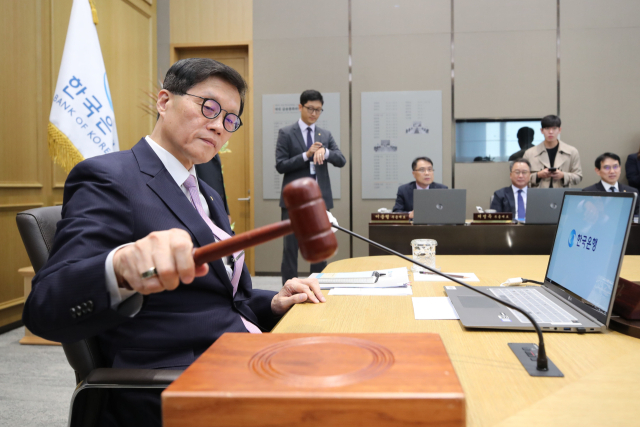 이창용 한국은행 총재가 11일 서울 중구 한국은행에서 열린 금융통화위원회에서 의사봉을 두드리고 있다. 연합뉴스