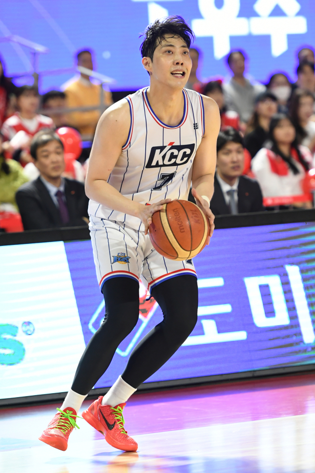 이날 공수에서 멀티 플레이어 역할을 한 KCC 정창영. KBL 제공