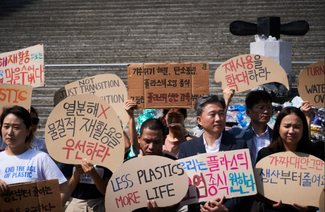 시민사회 연대체인 플뿌리연대가 플라스틱 오염 종식을 위한 법적 구속력 있는 국제 협약의 제5차 정부간협상회의(INC-5)를 앞두고 지난 9월 11일 기자회견을 갖고 한국 정부가 협상에 강력하게 대응할 것을 촉구했다. 서울환경연합 제공