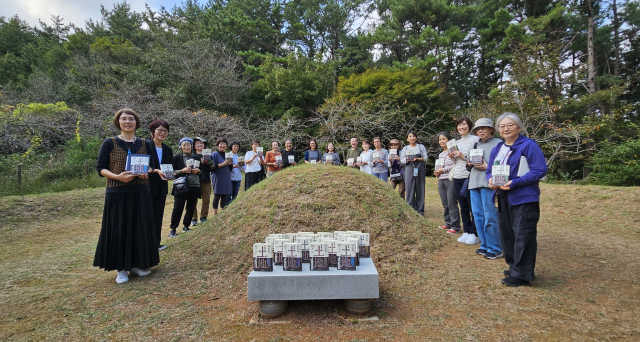 일본 쿠온 출판사의 토지 완역 프로젝트팀이 독자들과 함께 지난 19일 경남 통영 산양읍 박경리 선생 묘소를 찾아 총 20권의 일본어판 소설 <토지> 헌정식을 가졌다. 오금아 기자