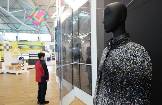 2018년 프랑스 국빈방문 당시 김정숙 여사가 입었던 샤넬 한글 재킷이 영종도 인천국제공항 제1여객터미널에 전시된 모습. 연합뉴스