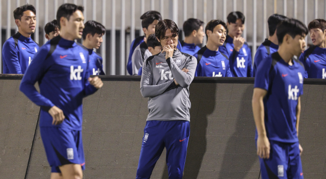 11회 연속 월드컵 본선 진출에 도전하는 한국 축구대표팀의 홍명보 감독이 11일 오후(현지시간) 쿠웨이트 압둘라 알 칼리파 스타디움에서 열린 팀 훈련에서 선수들을 살피다 생각에 잠겨 있다. 연합뉴스