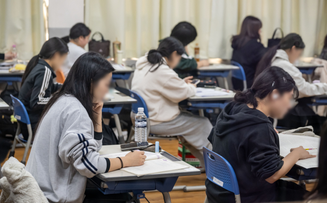 2025학년도 대학수학능력시험일인 14일 부산 동래구 사직고등학교에서 수험생들이 시험 준비를 하고 있다. 정대현 기자 jhyun@