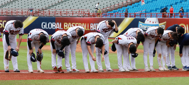 한국 선수들이 18일 대만 타이베이 톈무구장에서 열린 WBSC 프리미어12 2024 B조 호주와 경기에서 5-2로 승리하자 팬들에게 인사를 하고 있다. 연합뉴스