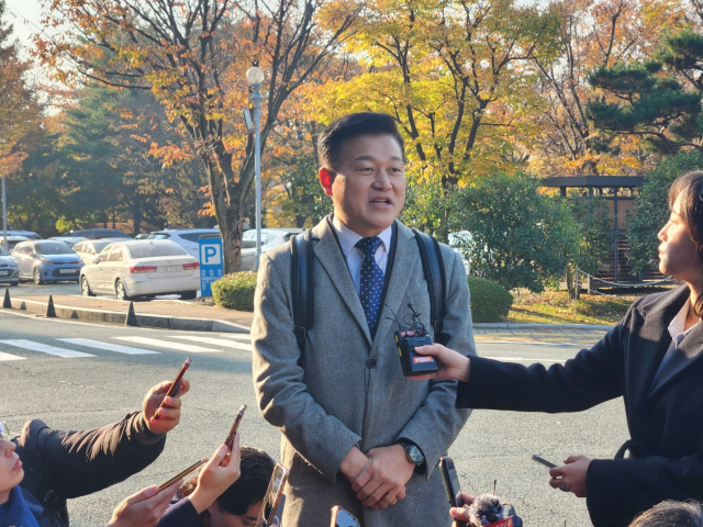 윤석열 캠프 정책총괄지원실장을 지낸 신용한 전 교수가 21일 오전 창원지검 현관 앞에서 취재진의 질문에 대답하고 있다. 강대한 기자