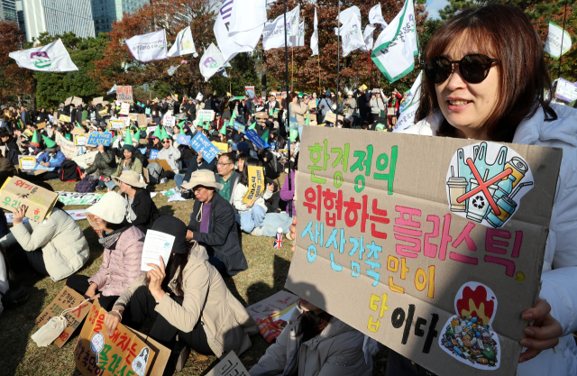 ‘플뿌리연대’ 회원들과 전 세계 환경단체 회원들이 23일 오후 부산 해운대구 올림픽공원에서 강력한 플라스틱 협약을 촉구하는 집회를 진행하고 있다. 정종회 기자 jjh@