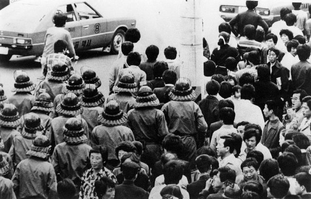 1979년 10월 부마항쟁 당시 부산 시민과 경찰이 있던 거리. 부산일보DB