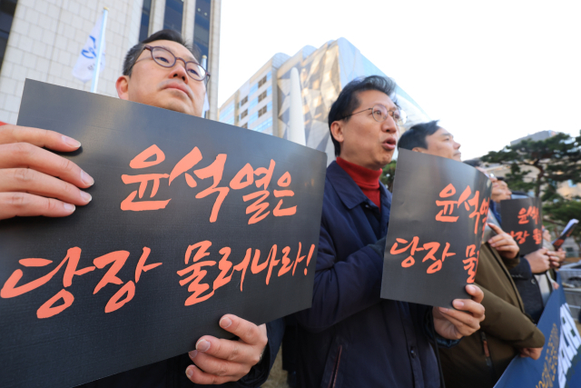 전국언론노동조합, 한국기자협회, 한국사진기자협회 등 언론협업단체 소속 언론인들이 4일 오전 한국프레스센터 앞마당에 설치된 언론자유 상징 조형물 ‘굽히지 않는 펜’ 앞에서 윤석열 대통령의 계엄선포는 헌법 위반이라며 윤 대통령 퇴진을 촉구하고 있다. 연합뉴스