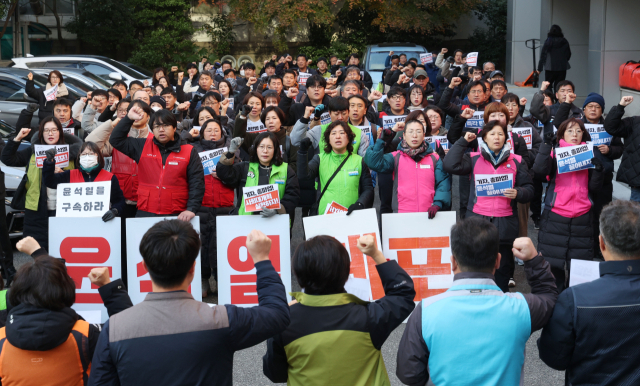 민주노총 부산지역본부 노조원들이 4일 부산 동구 범일동 민주노총 부산지역본부에서 ‘계엄 폭거 자행한 윤석열 대통령 퇴진 결의대회’를 열고 있다. 정종회 기자 jjh@