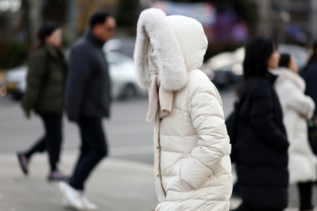 영하권 추위를 보인 3일 시민들이 서울 세종대로 사거리를 지나가고 있다. 연합뉴스